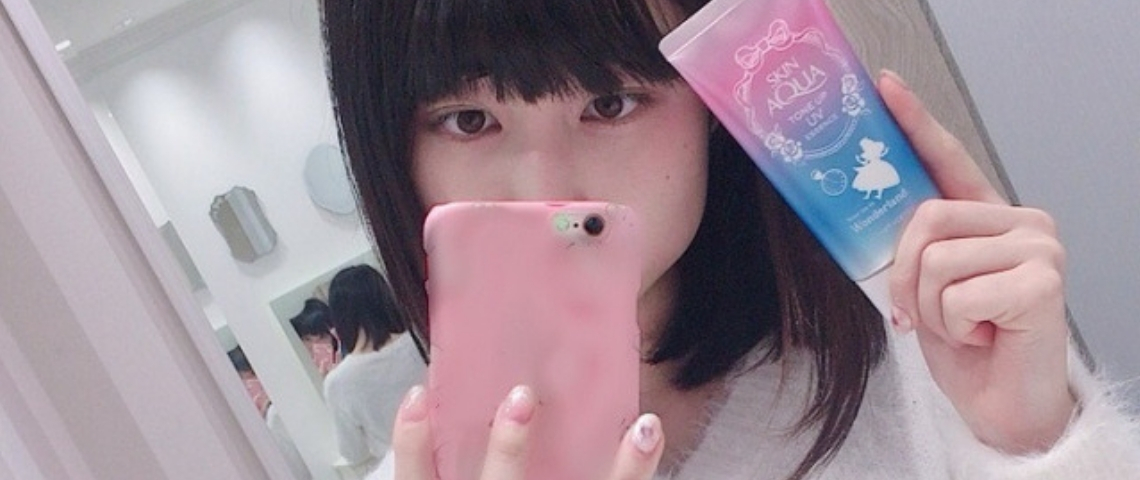 Un packaging conçu pour les selfies Une femme japonaise qui prend un selfie