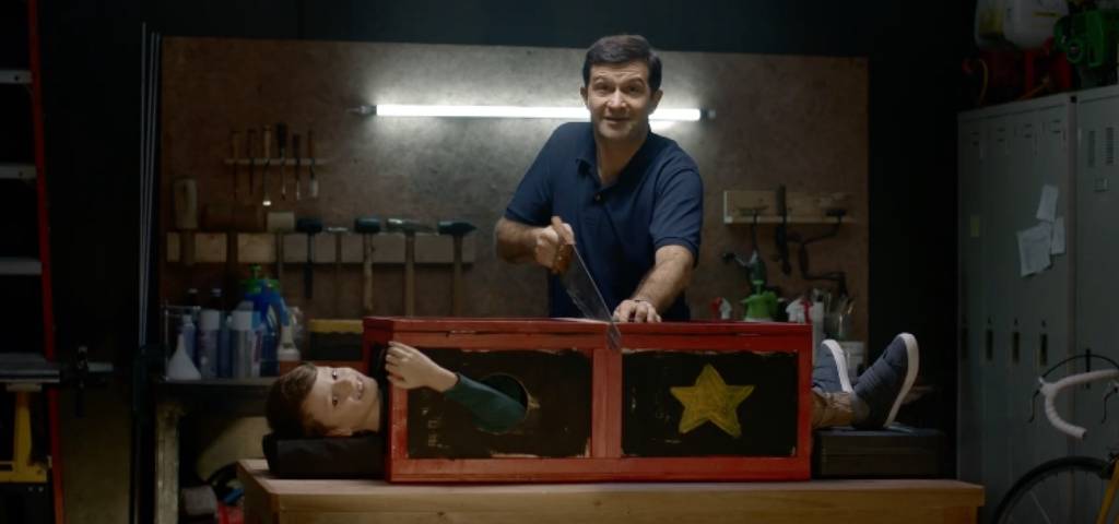 Un homme dans son garage