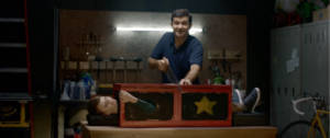 Un homme dans son garage
