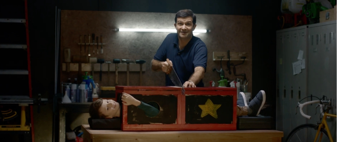 Saint-Maclou présente sa nouvelle publicité Un homme dans son garage