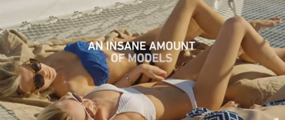 Shutterstock parodie la publicité du Fyre Music Festival Des femmes sur la plage en maillot de bain