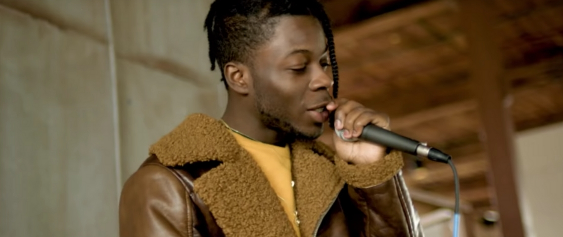 Soundclound autorise le partage sur Spotify et Apple Music Un homme qui chant avec un mirco