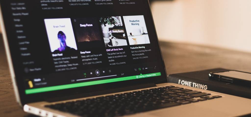 Un écran de MacBook sur l'application Spotify