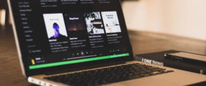 Un écran de MacBook sur l'application Spotify