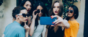Des femmes en train de prendre un selfie