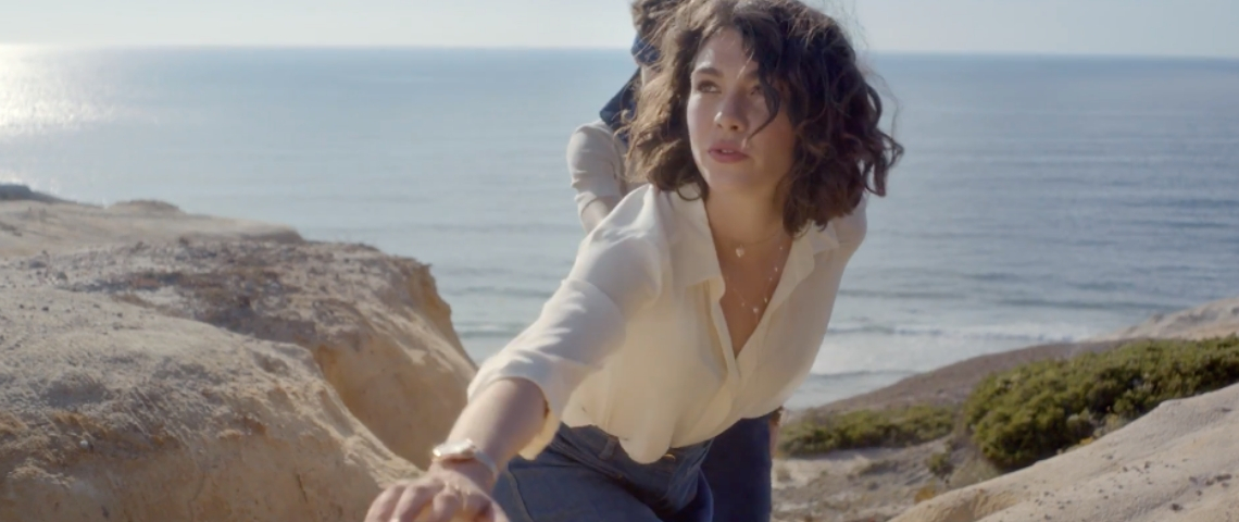 La publicité de Saint-Valentin de Swarovski Une femme qui grimpe sur une montagne face à la caméra