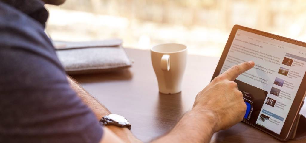 Une homme qui regarde une tablette