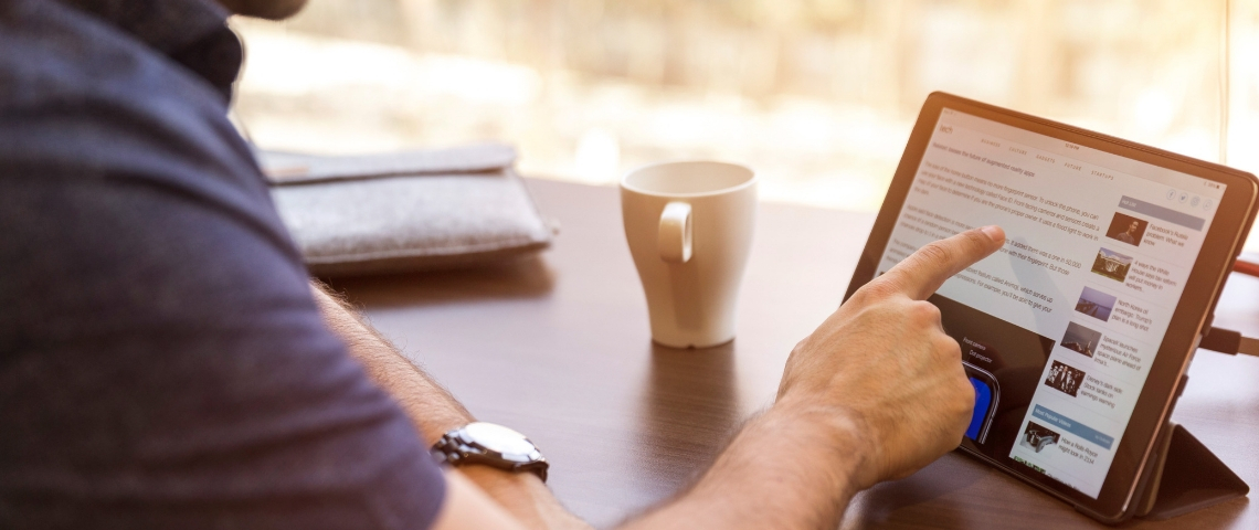 Les sites et application préférés des Français Une homme qui regarde une tablette