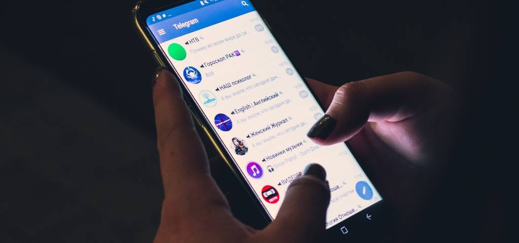 Un smartphone sur l'application Telegram