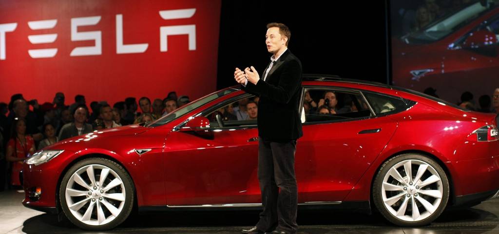 Elon musk devant une Tesla rouge