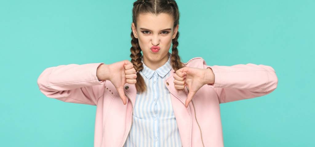 Une femme qui baisse les pouces vers le bas