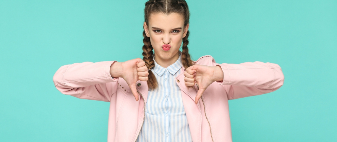 YouTube pourrait supprimer les pouces rouges Une femme qui baisse les pouces vers le bas