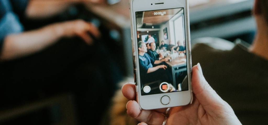 Un iPhone en train de filmer