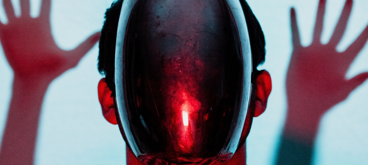 Le comité d'éthique sur l'I.A de Google Un homme avec un masque noir et une lumière rouge sur la tête