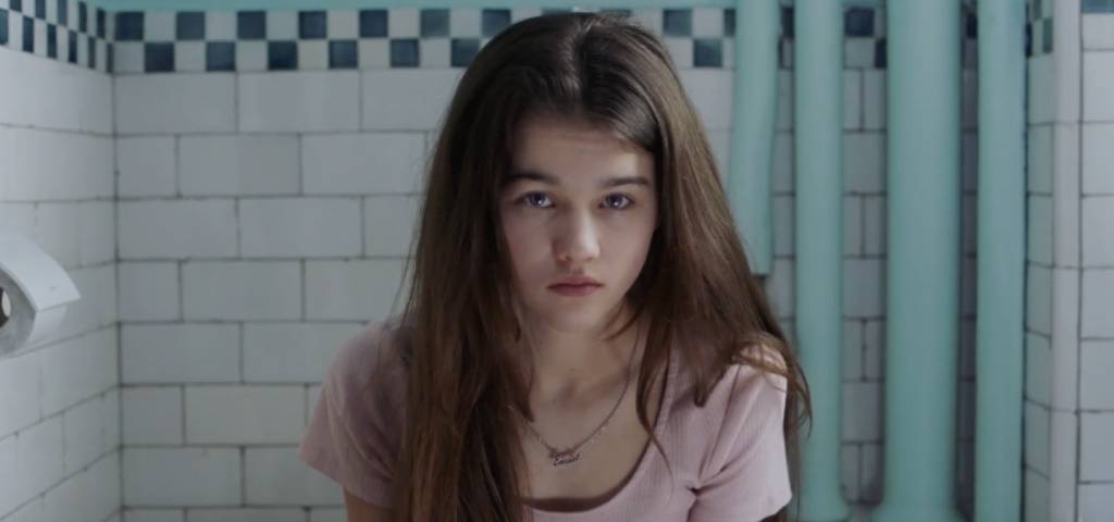 Une fille aux toilettes