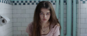 Une fille aux toilettes
