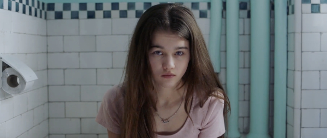 Une fille aux toilettes