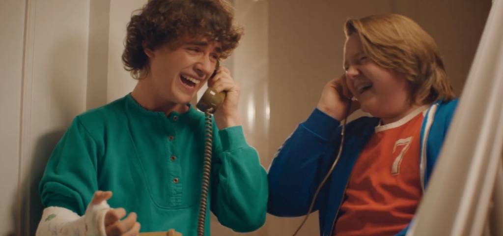 Deux adolescents avec des téléphones filaires