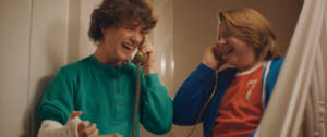 Deux adolescents avec des téléphones filaires