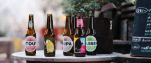 Des bouteilles de bière sur une table