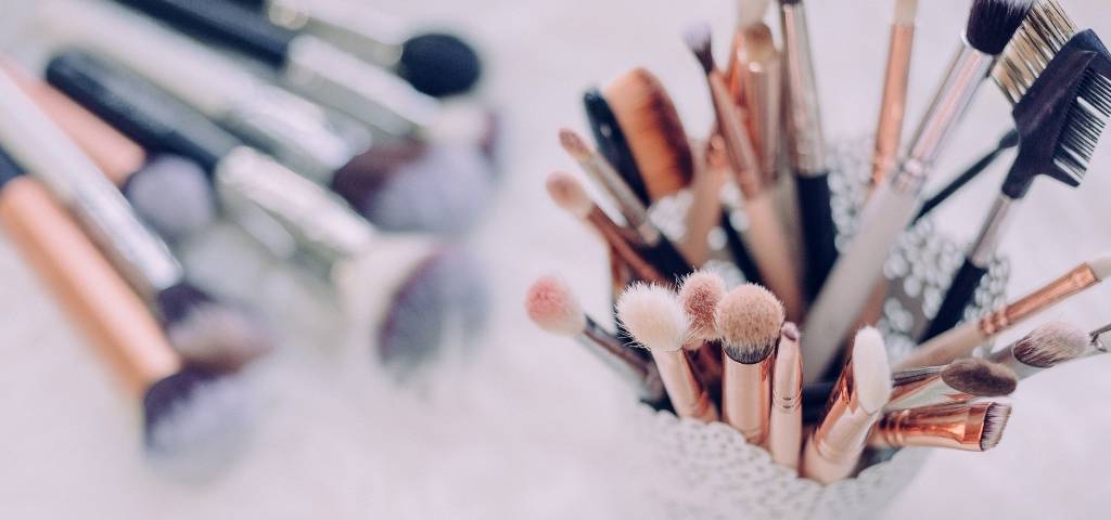 Des brosses et pinceaux de maquillage