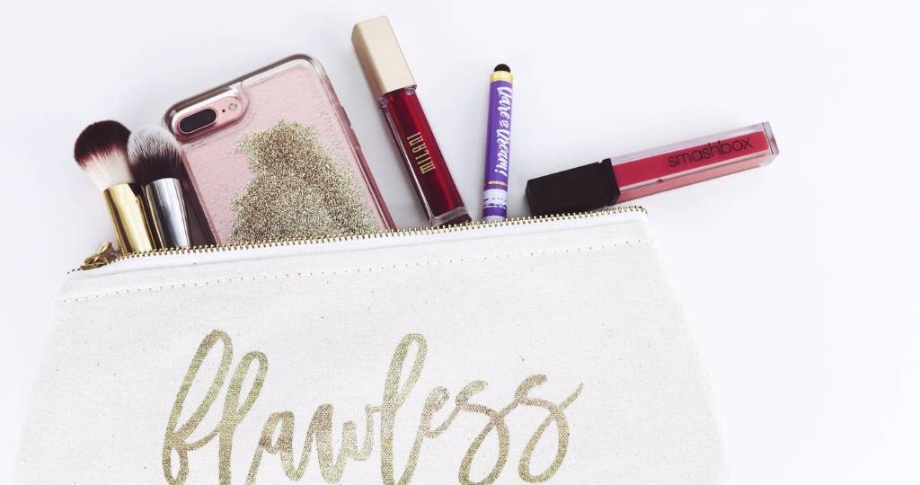 Une trousse de maquillage