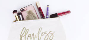 Une trousse de maquillage