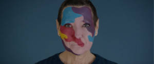 Une femme avec un maquillage coloré sur le visage