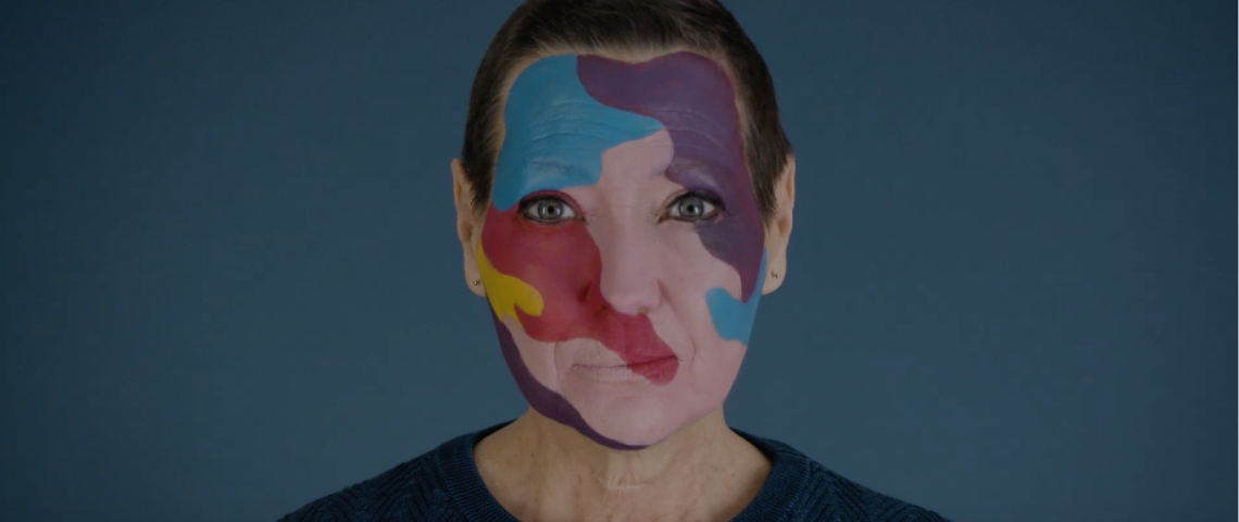 La campagne de sensibilisation de l'association Belle & Bien Une femme avec un maquillage coloré sur le visage