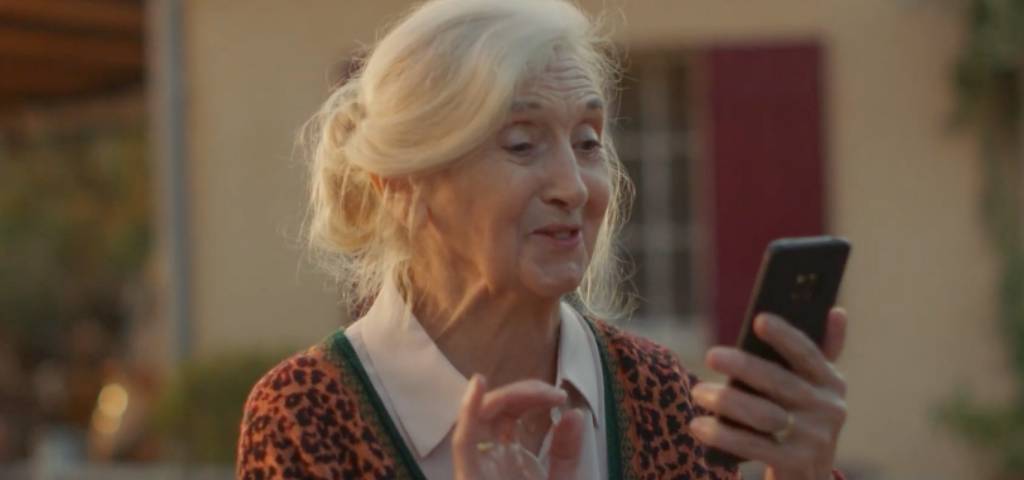 Une grand-mère qui parle à son smartphone