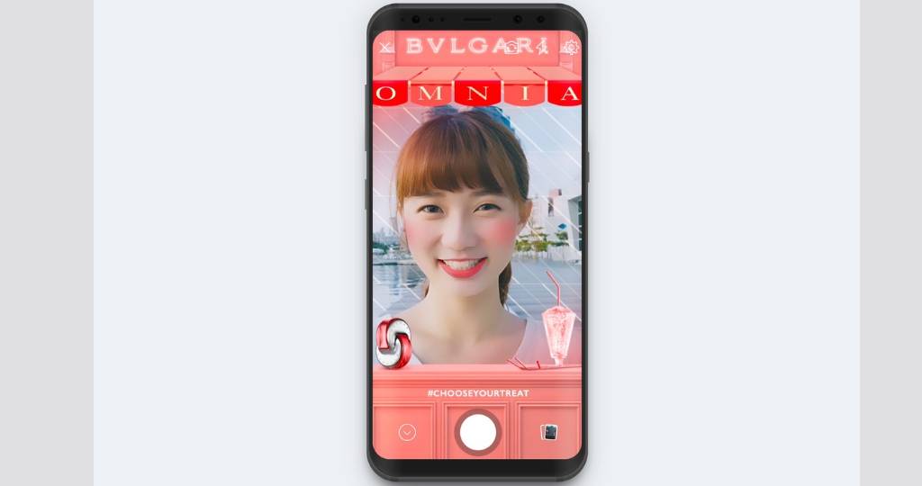 Un smartphone avec le filtre Bulgari