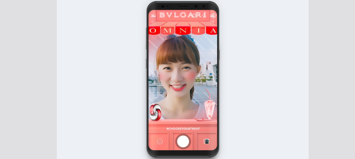 Un smartphone avec le filtre Bulgari