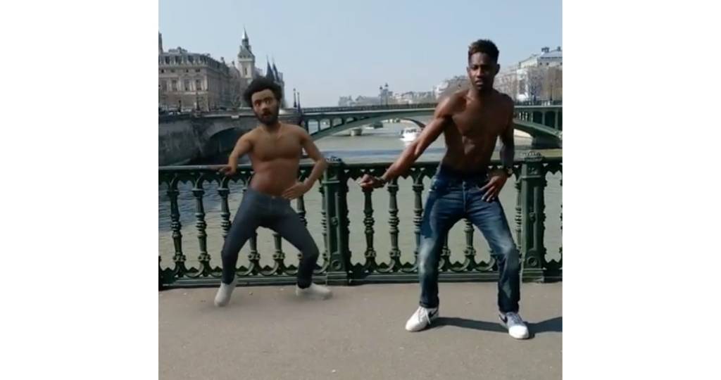 Un homme qui dans à côté d'un avatar virtuel de Childish Gambino