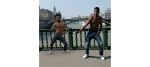 Un homme qui dans à côté d'un avatar virtuel de Childish Gambino