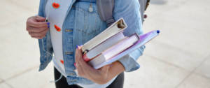 Une étudiante qui porte ses livres de classe