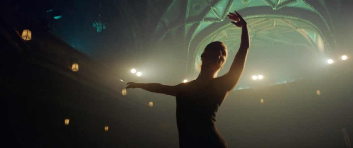 La dernière publicité de Grand Optical signée la chose Une femme en train de danser
