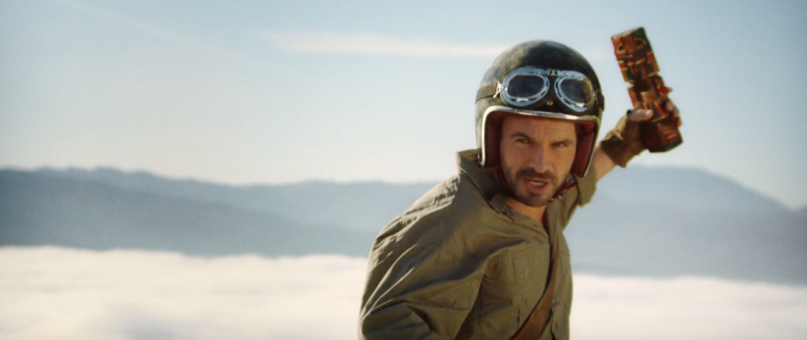 Decathlon parodie la télé Un homme habillé en aventurier avec un totem dans la main