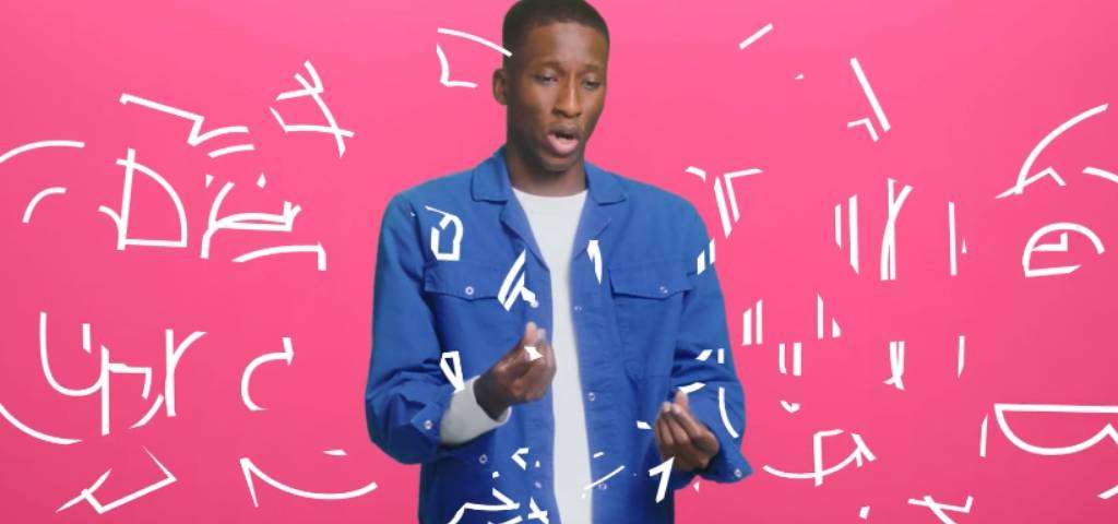 Un homme noir avec une chemise bleue qui danse