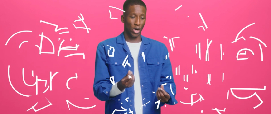 Deezer présente sa nouvelle campagne. Un homme noir avec une chemise bleue qui danse