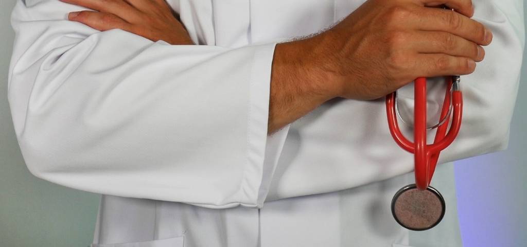 Un homme qui tient un stéthoscope