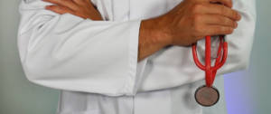 Un homme qui tient un stéthoscope