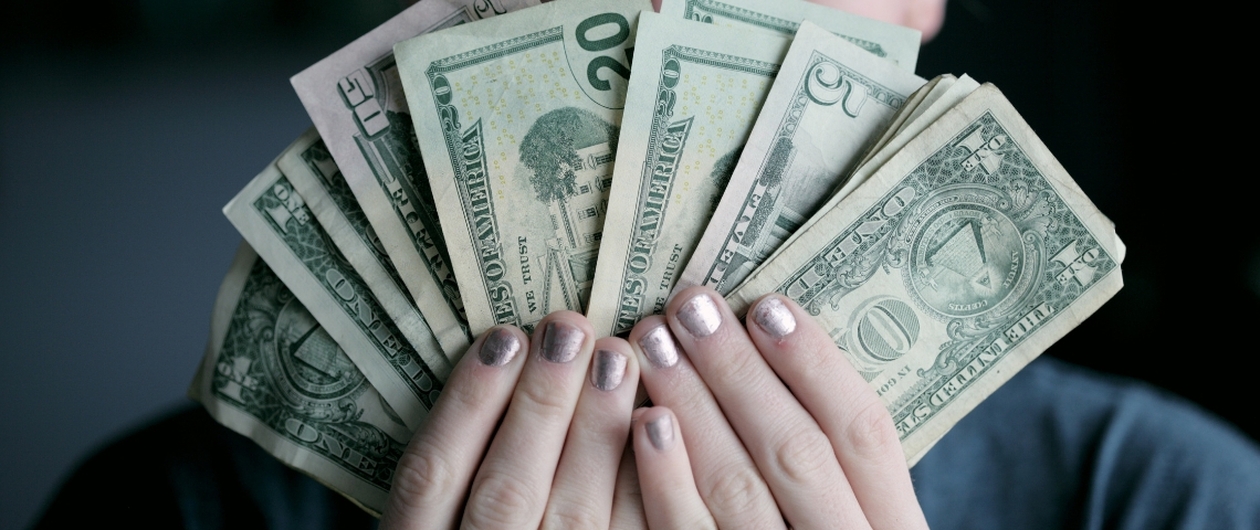 Google lutte contre les inégalités salariales Des billets de dollars