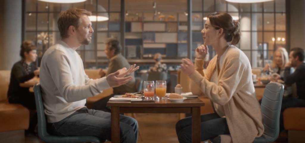 Un homme et une femme au restaurant