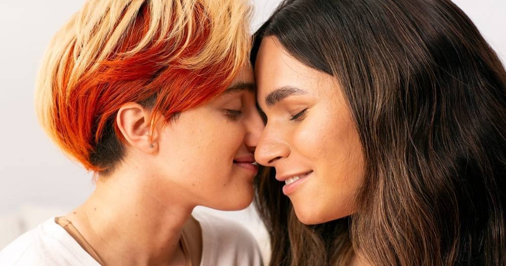 Une personne transmasculine non-binaire et une personne transfeminine non-binaire