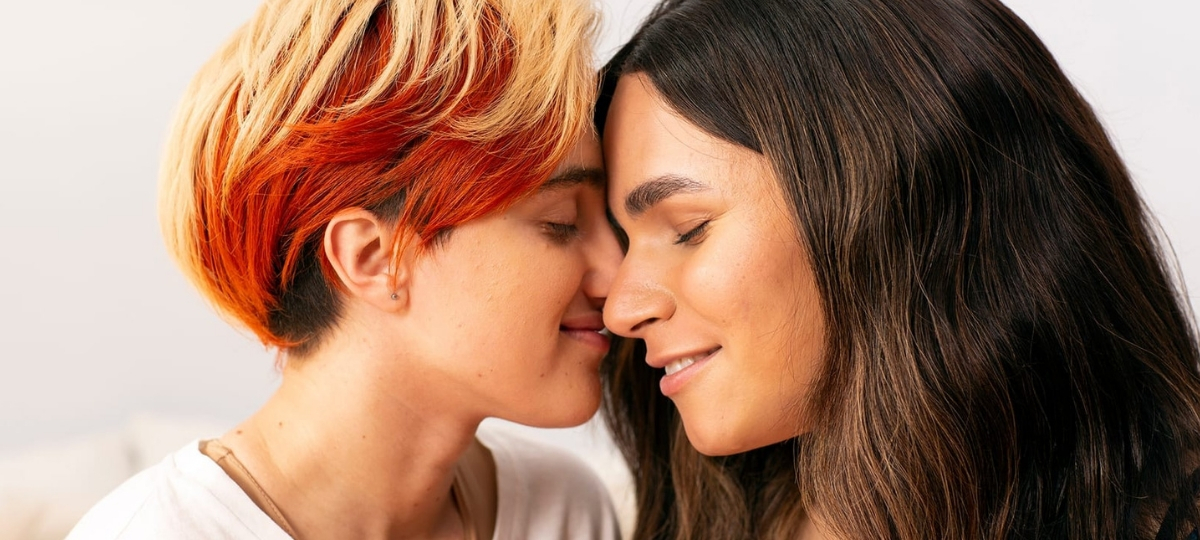 The Gender Spectrum Collection, la banque d'image inclusive de Vice Media Une personne transmasculine non-binaire et une personne transfeminine non-binaire