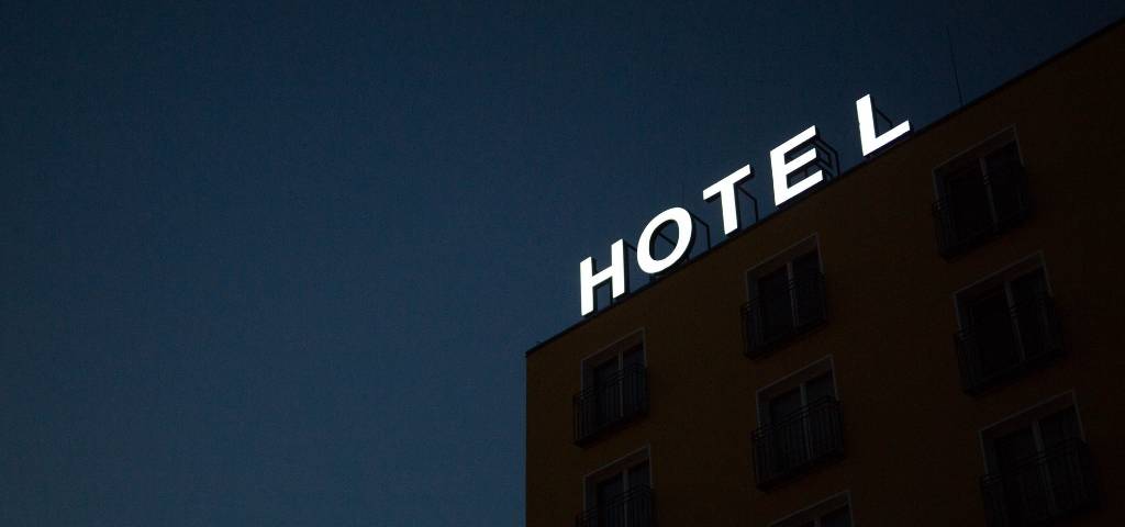 Un hôtel la nuit