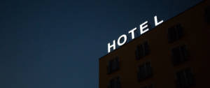 Un hôtel la nuit
