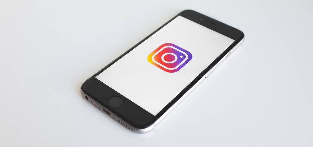 Instagram teste la fonctionnalité Watch Party Un smartphone avec le logo Instagram