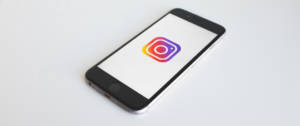 Un smartphone avec le logo Instagram
