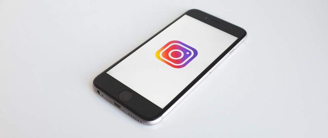 Instagram teste la fonctionnalité Watch Party Un smartphone avec le logo Instagram